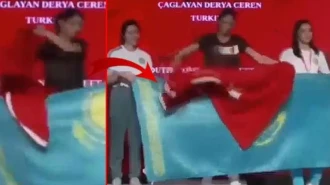 Dünya Şampiyonası ödül töreninde Türk ve Kazak sporcular arasında bayrak çekişmesi