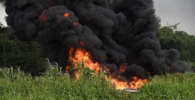 Petrol Rafinerisinde Meydana Gelen Patlama Sonucu 100'den Fazla Kişi Hayatını Kaybetti