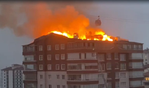Ankara'da 10 katlı bina alevler içinde kaldı! Ortaya çıkan yangın sonucunda 8 kişi dumandan etkilendi!