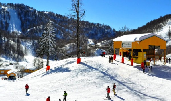 Kartepe'ye mevsimin ilk karı yağdı! Ülkemizin önemli kayak merkezi isminin hakkını verdi!