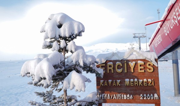 Ülkemizin en önemli turizm merkezlerinden olan Erciyes'te kar kalınlığı yükselmeye devam ediyor! Kar kalınlığı 40 santimetreye ulaştı!