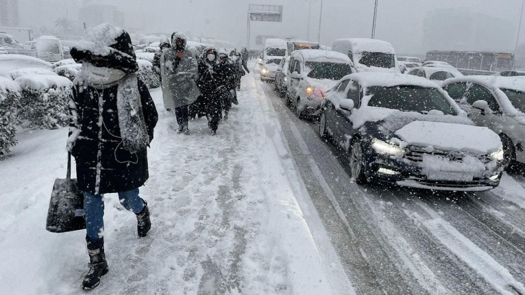 İstabul'daki Kar Fırtınası Bakanları Harekete Geçirdi! Açıklamalar Ard Arda Geldi!