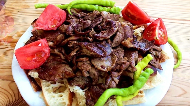 Bu Tarif Ağzınızın Suyunu Akıtacak! Kıyma İle Yaprak Döner Tarifi!