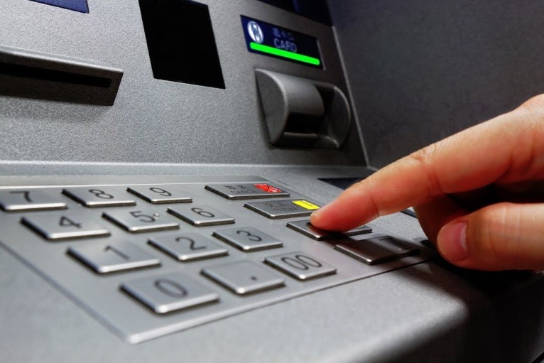 ATM'de Kart Şifresini Tersten Girince Polis Gelir Efsanesini Denediler! İşte Sonuç