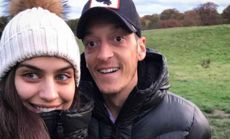 Mesut Özil'in Eşi Fotoğraf Paylaştı! Takipçilerinden Yorumlar Yağdı! ''Yenge Elden Gidiyor''
