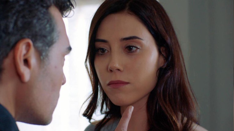 Sadakatsiz Dizisinde Set Aşkı! Resmen Çifte Kumru Oldular! Cansu Dere Bakın Kimle Aşk Yaşıyor?