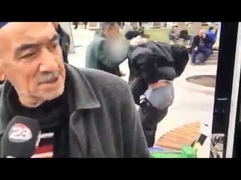 Röportaj Yapılırken Sokakta Kalçasını Açıp Krem Sürdüren Vatandaş Gülme Krizine Soktu
