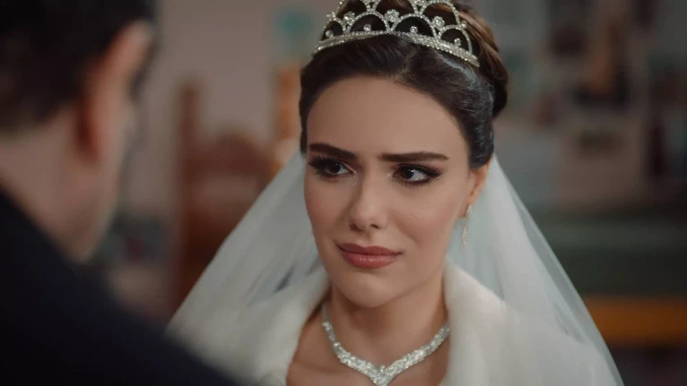 Üç Kız Kardeş'te Türkan'ın Başına Gelenler Çiğ Tavuğun Başına Gelmedi! Türkan Somer'e Kapıyı Gösteriyor Daha Neler