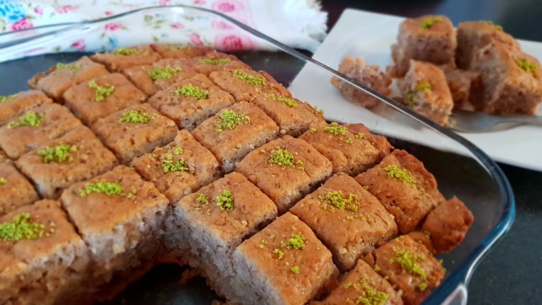 Bayramın En Beğenilen Tatlısı Bu Olacak! İşte Açma Derdi Olmayan Yalancı Baklava Tarifi!