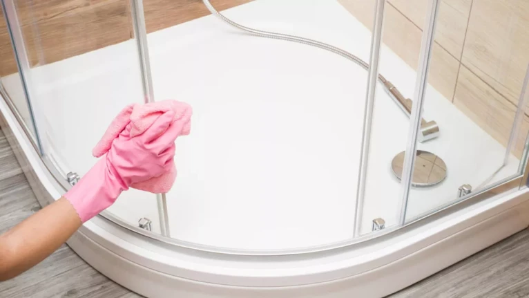 Duşakabin Temizliği Nasıl Yapılır? İşte, Kireçleri Ovmanıza Gerek Kalmadan Duşkabin Temizliği Yöntemleri