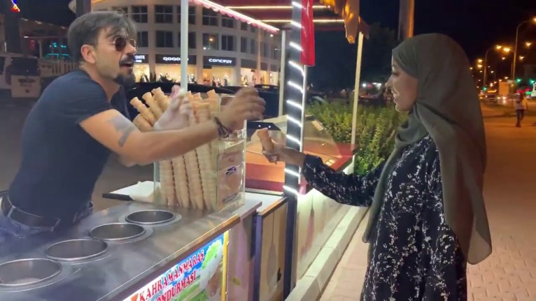 Çılgın Dondurmacı’nın Tesettürlü Müşterisi Dansıyla Olay Yarattı! Başındakinden de Utanmadı!