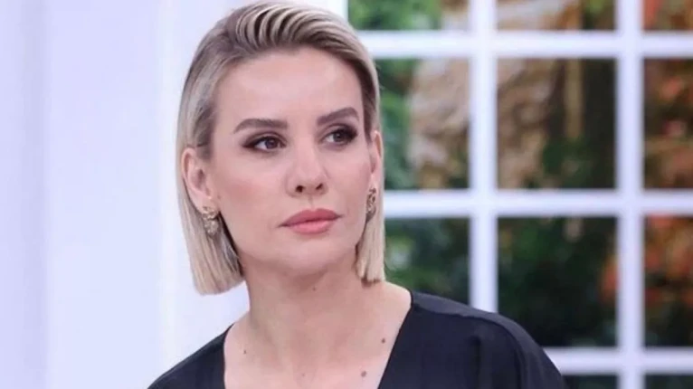 Esra Erol’u Daha Önce Böyle Görmediniz! Mini Eteğiyle Poz Veren Sunucuya Hiç Giymeseydin Yorumu!