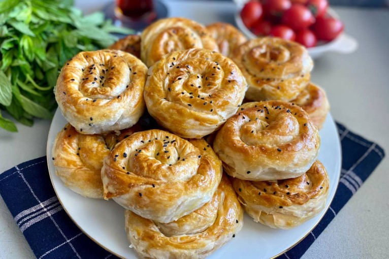 Pastanelerin Yok Sattığı Patatesli Gül Böreğini Bir de Böyle Deneyin! İşte Şeflerin Elinden Patatesli Gül Böreği Tarifi!
