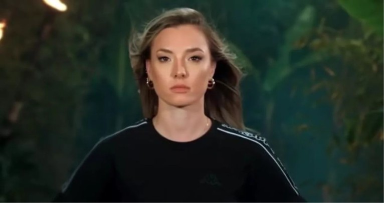 Survivor Burcu'dan ev hali böyleyse dedirten fotoğraf! Kardeşi yok demesine rağmen ifşa etti