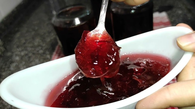 Hem kan yapıyor hem vitaminli! İşte kahvaltıda herkesin yemek için yarıştığı kara erik reçeli