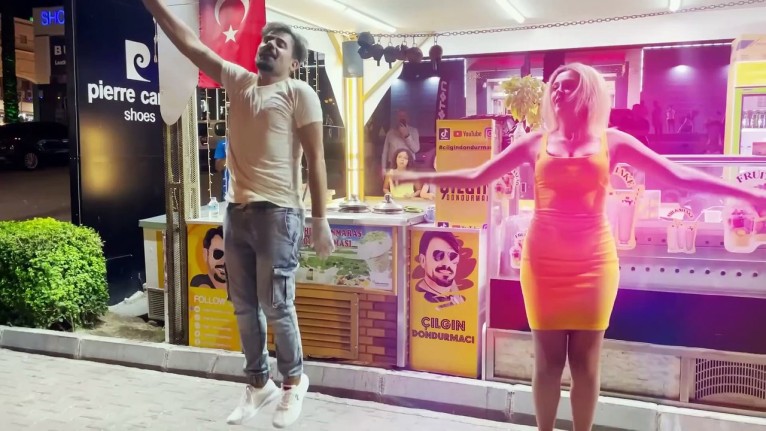 Çılgın Dondurmacı'da müşteri şortunu katlayıp dansa başladı! İzleyenler şaştı