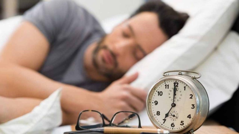 Aman dikkat! Bu şekilde uyumak yaşlandırmayı hızlandırıyor, böyle yatarak hem beyni hem cildinizi koruyun
