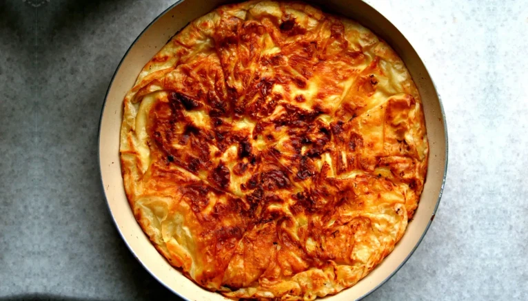 Yufkasız börek olur mu, hem de fırında demeyin oluyor! İşte lezzetli tavada yufkasız börek tarifi