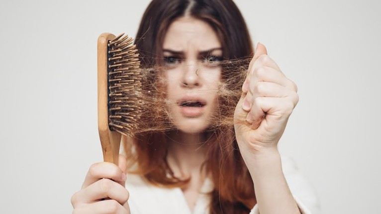 Saçlarınız çok dökülüyorsa bir de bunu deneyin! Haftada 2 defa kullanarak saçlarınızı eski haline getirin