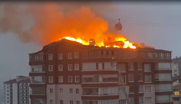 Ankara'da 10 katlı bina alevler içinde kaldı! Ortaya çıkan yangın sonucunda 8 kişi dumandan etkilendi!
