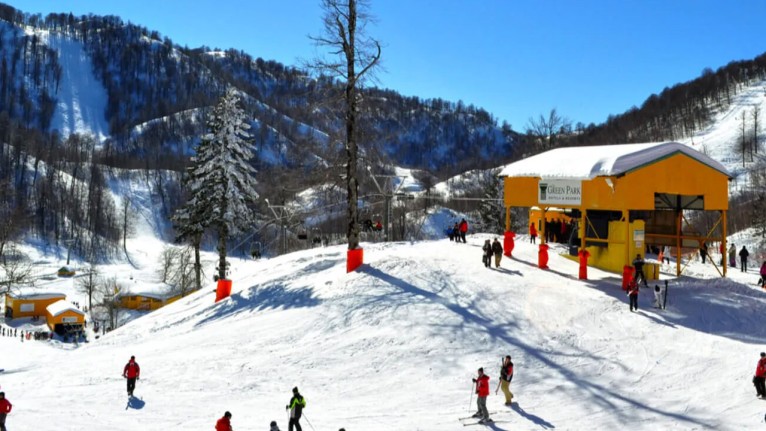 Kartepe'ye mevsimin ilk karı yağdı! Ülkemizin önemli kayak merkezi isminin hakkını verdi!