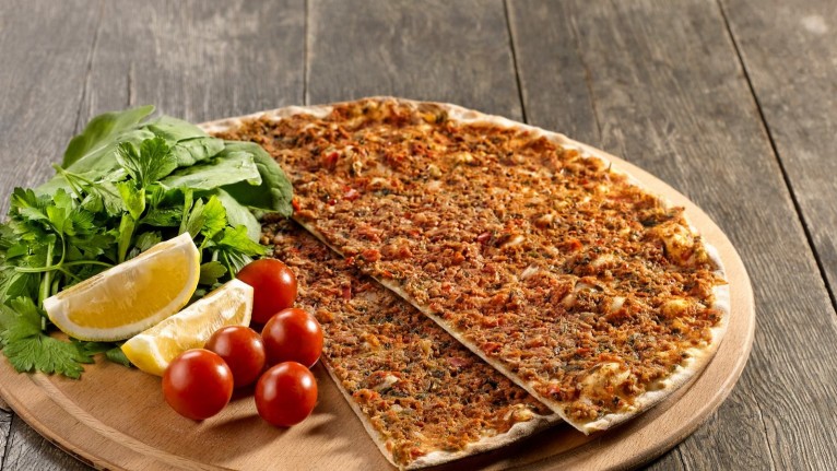 Dışarıda pahalı ama evde ucuz lahmacun tarifi! Lokantaya servet ödemeyin evde kendiniz yapın