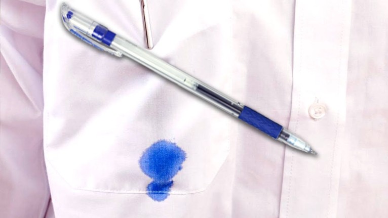 Tükenmez kalem olan kıyafetlerinizi atmayın! Çıkarmanın formülü aslında çok basit, silgi gibi kumaştan siliyor