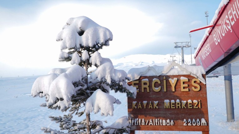 Ülkemizin en önemli turizm merkezlerinden olan Erciyes'te kar kalınlığı yükselmeye devam ediyor! Kar kalınlığı 40 santimetreye ulaştı!