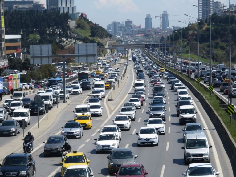 Uzun Yolculuk Hayali Kuranların Dikkatine! İstanbul'da Trafik Yoğunluğu En Üst Düzeyde!