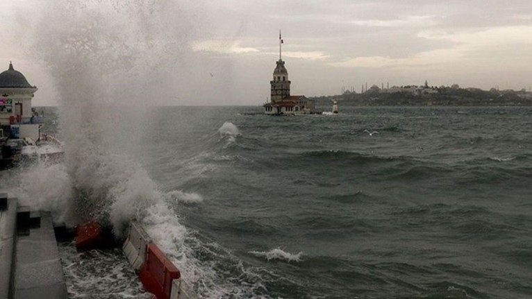İstanbul'da Fırtınadan Çatılar Uçtu! Fırtına Saniye Saniye Kameralara Böyle Yansıdı!