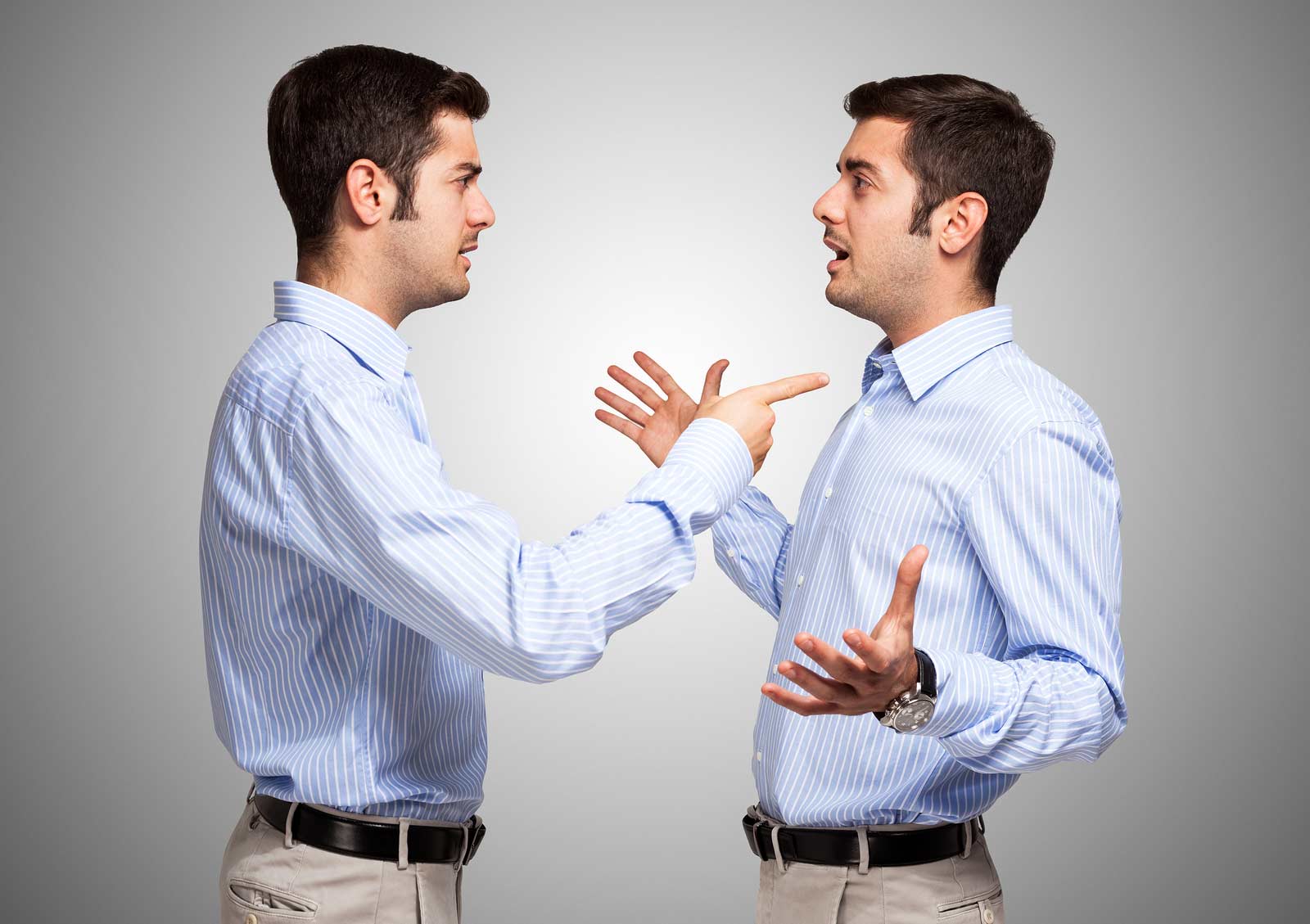 Спорю с самим собой. Человек рассказывает. Два человека беседуют. Общение с самим собой. Один человек рассказывает другому.